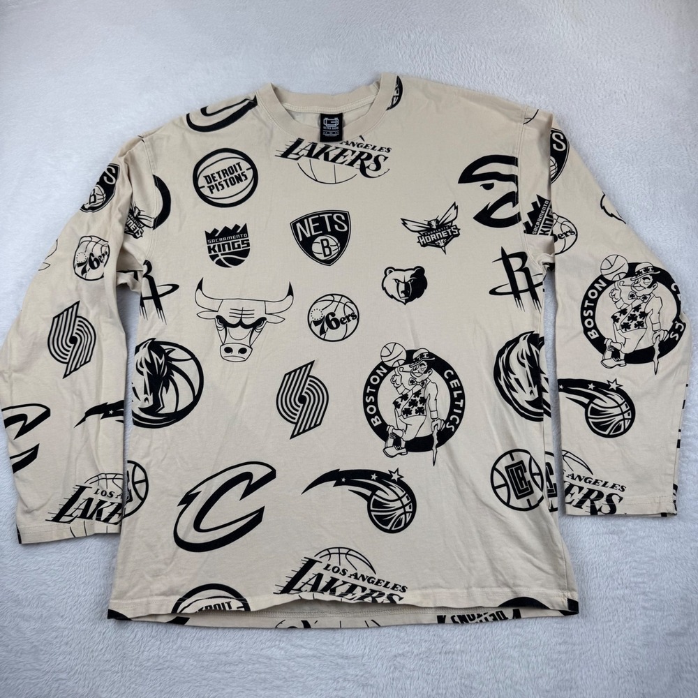 NBA Long Sleeve T-Shirt Mens Medium Cream All Over Logo Print Tee Basketball